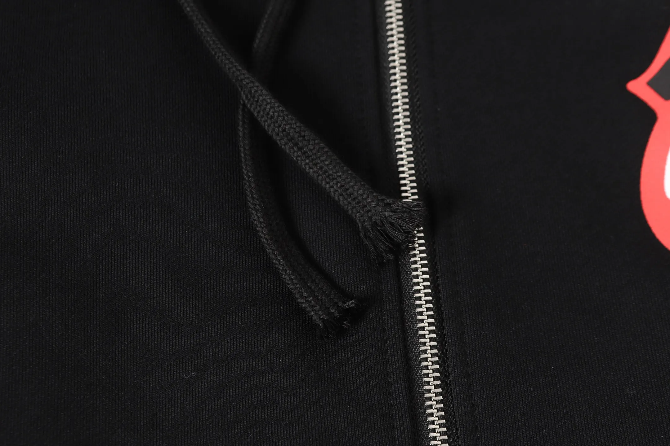 P250 cross-border model, please do not place an order if you are pursuing quality - Chrome Hearts/Chrome Heart Big Tongue👅 Printed Flower Arm Zipper Sweater Cardigan Jacket - High weight, high density and high quality. The wool is soft, delicate and skin-friendly. It feels soft and silky. It has excellent warmth and skin-friendly properties. - Custom-woven and dyed, no color difference. No matter the fabric or workmanship details, it beats the ordinary version on the market. - Hardware and zipper accessories are all customized, full of details - Color: black white -Size: S M L XL